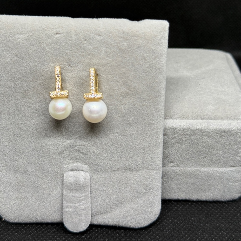 Elegant Gold and Pearl Earrings